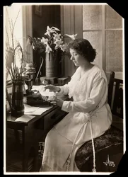 Maude Fealy siddende ved en skrivemaskine, ca. 1915 (sølv gelatinetryk)